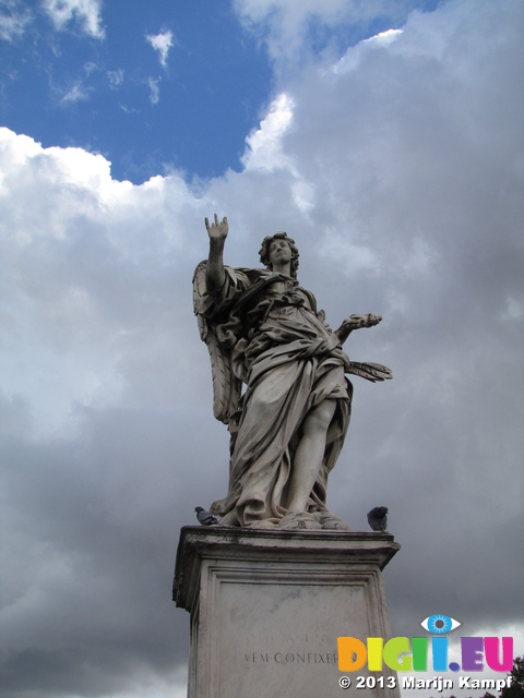 SX31079 Statue on Sant' Angelo bridge